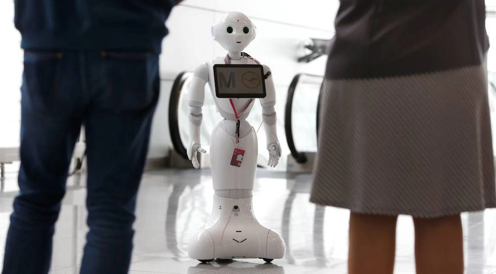 Fotos: Un Robot Humanizado Azafato De Lufthansa | El Diario Vasco